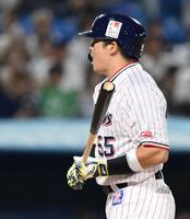 　８回、２打席連続の死球に声を上げる村上（撮影・伊藤笙子）