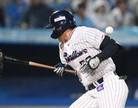 　５回、背中に死球を受ける北村恵（撮影・伊藤笙子）