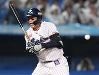 　５回、背中に死球を受ける北村恵（撮影・伊藤笙子）