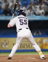 　５回、右足甲付近に死球を受ける村上（撮影・伊藤笙子）