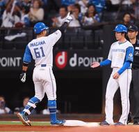 　１回、右前打を放ち、ベンチに向かってポーズをとる今川（左）＝撮影・中島達哉