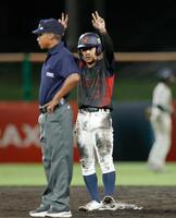 　８回、決勝打を放ち喜ぶ岡部