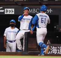 　１回、郡司の適時打で生還した今川（６１）を迎える横尾コーチ（中央）＝撮影・中島達哉