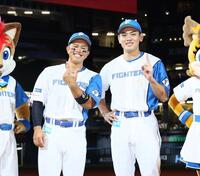 　笑顔で記念撮影に応じる今川（左）と野村（撮影・中島達哉）