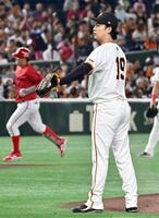 　１回表、小園に先制ソロを浴びた山崎