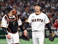 　３回表を終え、ベンチに戻る山崎（右）と岸田