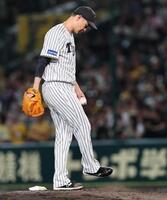 　８回、山本のバースデーソングが終わるまで投球を待つ大竹（撮影・田中太一）