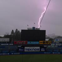 　雷鳴が響く神宮球場（撮影・伊藤笙子）