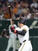 　１回、岡本は右翼線に適時二塁打を放つ（撮影・佐々木彰尚）