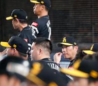 　９回、試合を見つめる小久保監督（中央右）