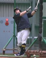 　室内で打撃練習する山川