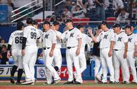 　ソフトバンクに勝利しタッチを交わす吉井監督（中央）ら