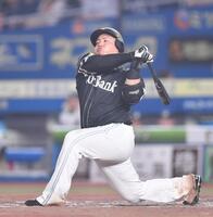 　５回、空振り三振に倒れた山川（撮影・開出牧）