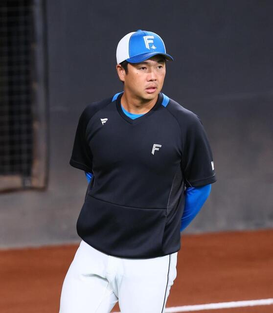 日本ハム　横尾コーチ　実使用バット 急きょ1軍合流の日本ハム・横尾コーチ バット直撃の八木コーチとの