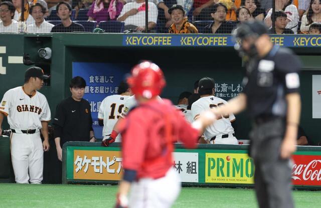 巨人ベンチがヒヤリ キャベッジの抜けたバットが飛び込むハプニング 間