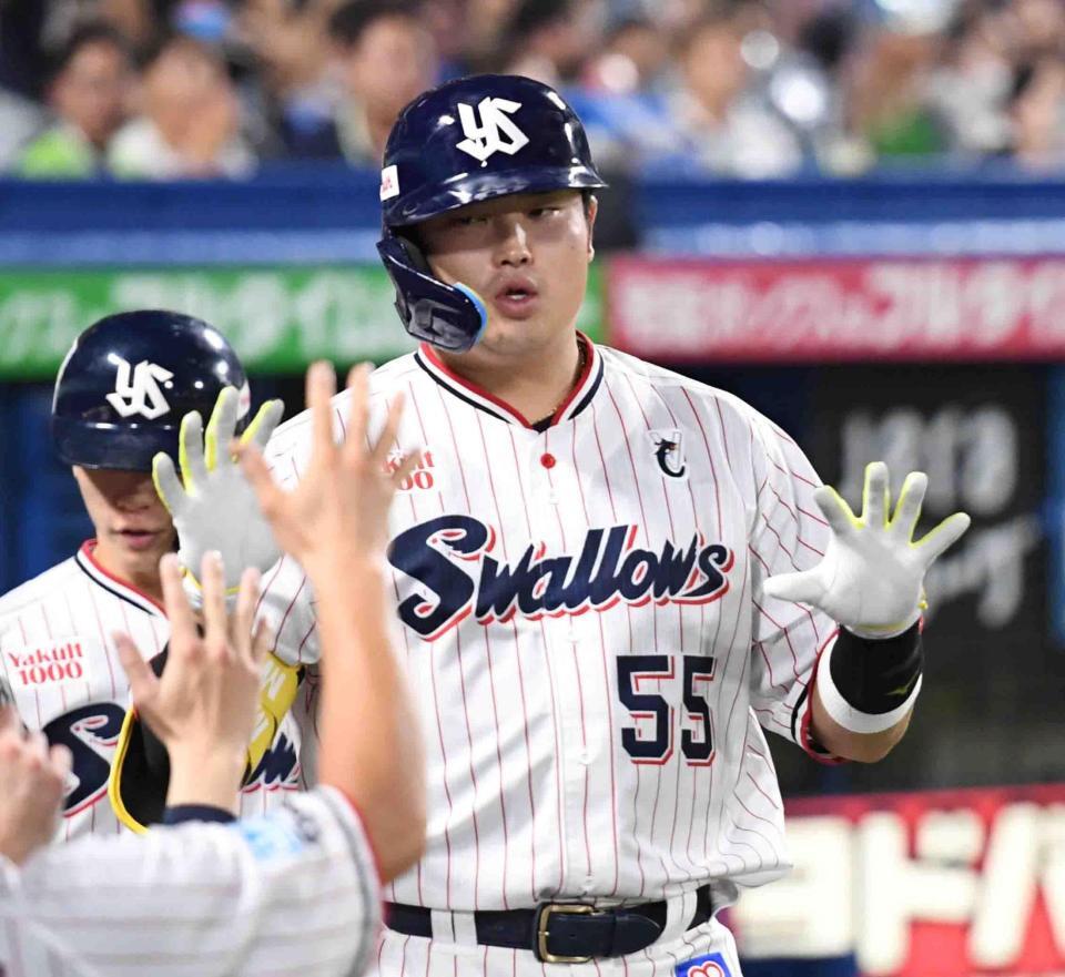　５回、村上は１９号２ランを放ち、ナインに迎えられる（撮影・佐藤厚）