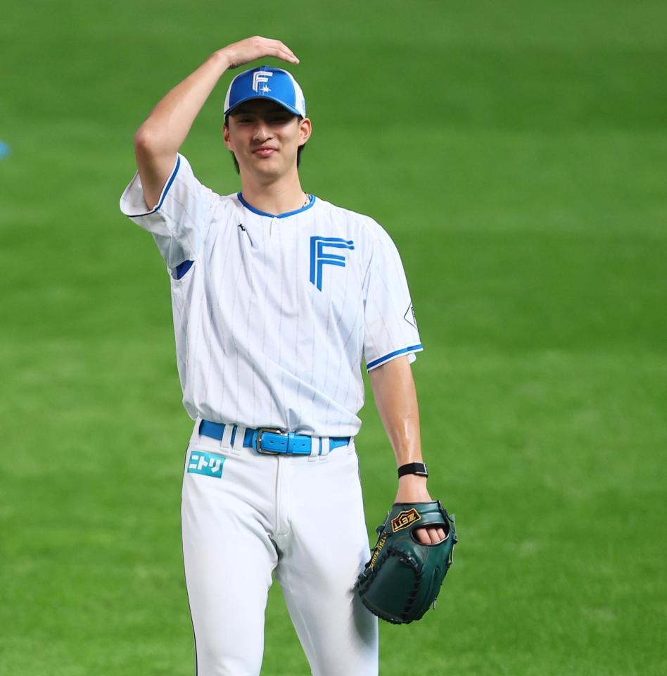 　笑顔を見せる達（撮影・中島達哉）