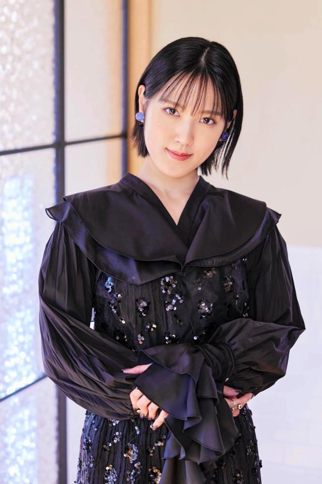 　始球式を行う小関舞（球団提供）