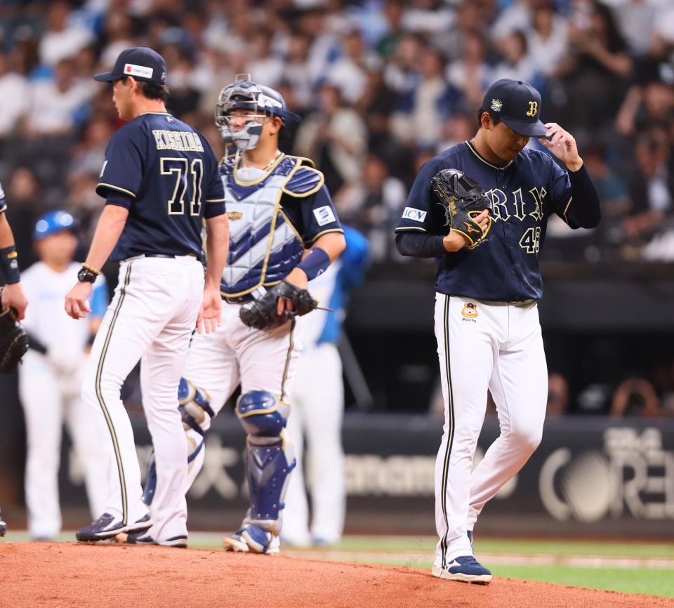 　１回途中で降板する東松（右）＝撮影・中島達哉