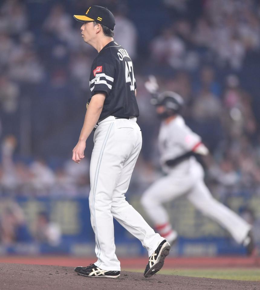 　１回、西川（後方）に先制の左越えソロを打たれた先発・大関（撮影・開出牧）