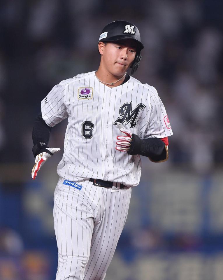 　１回、先制の左越えソロを放ちベースを回る西川（開出牧）