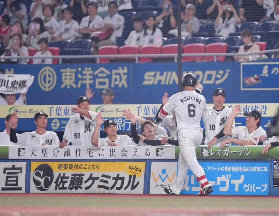 　１回、先制の左越えソロを放ちナインとタッチを交わす西川（６）＝撮影・開出牧