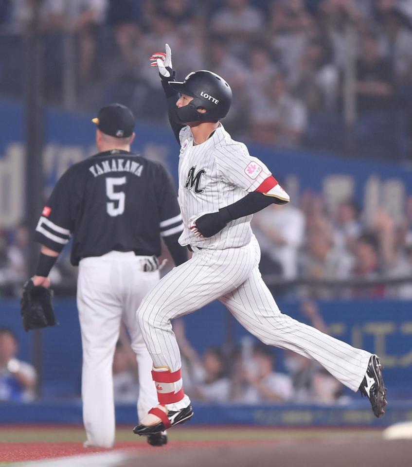 　１回、先制の左越えソロを放ちポーズを決める西川。一塁手・山川（撮影・開出牧）