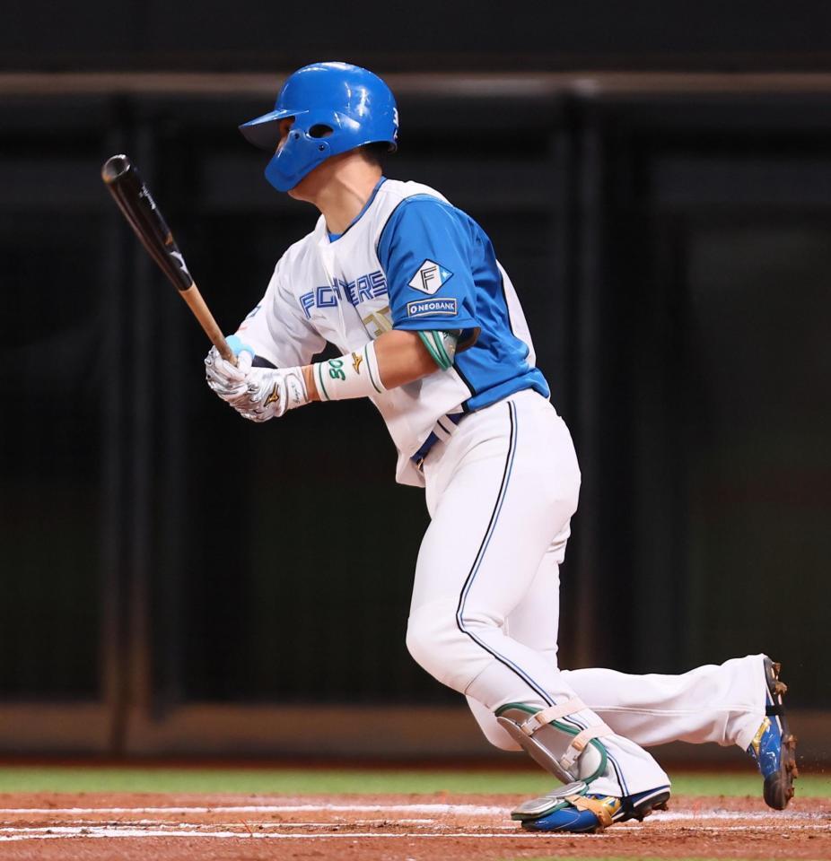 　１回、適時打を放つ郡司（撮影・中島達哉）