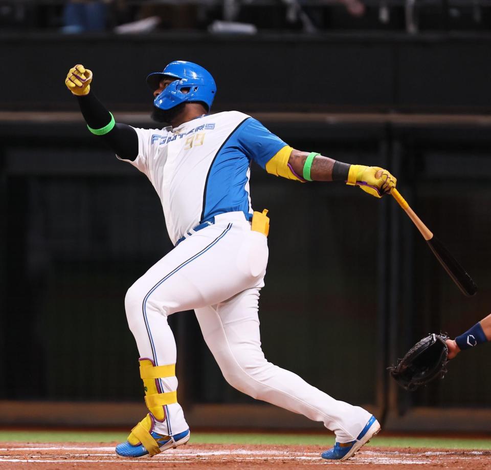 　１回、先制となる適時二塁打を放つレイエス（撮影・中島達哉）