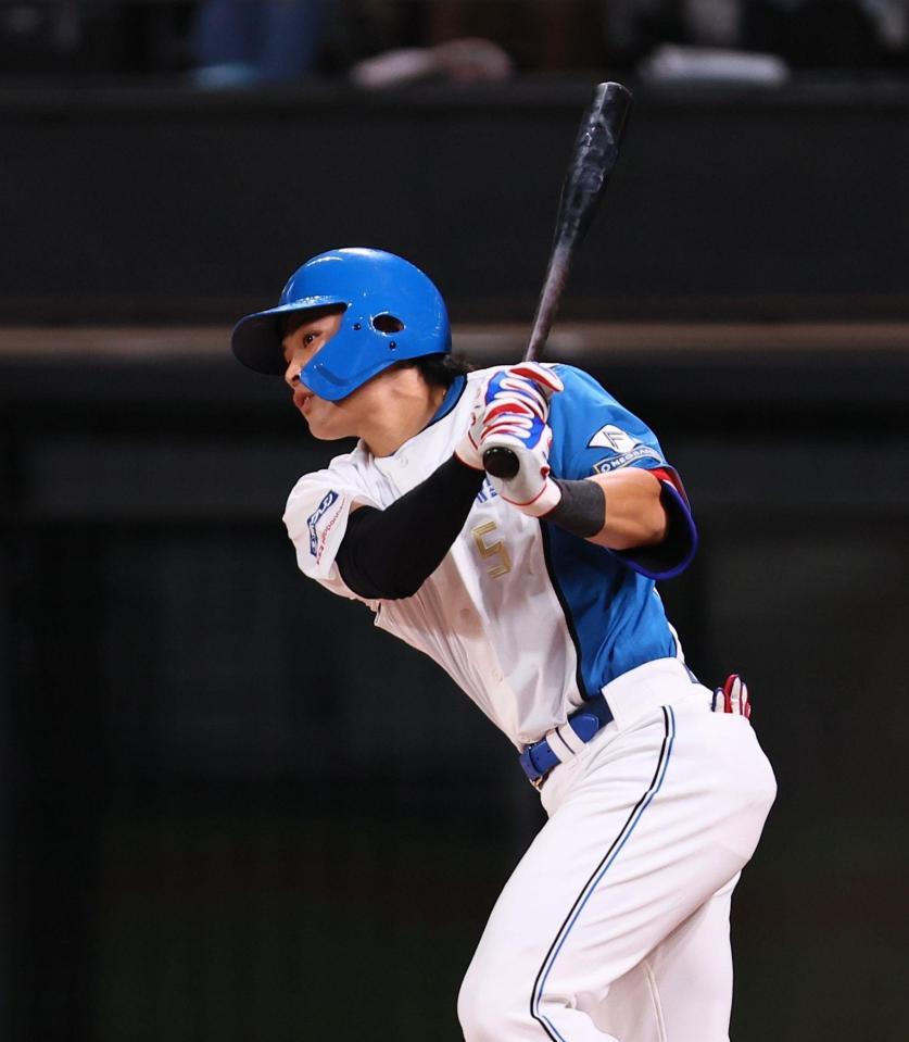 　１回、左前打を放つ野村（撮影・中島達哉）