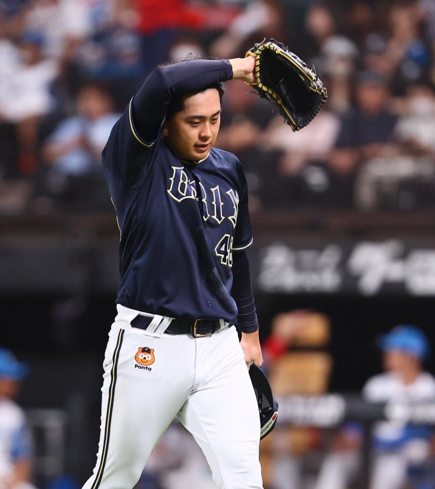 　１回、ヒット６本を浴び、１アウトしか取れず降板する東松（撮影・中島達哉）