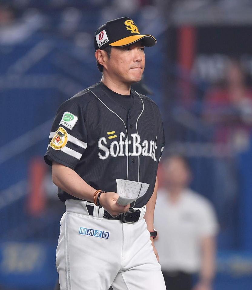 　メンバー表の交換を行った小久保監督