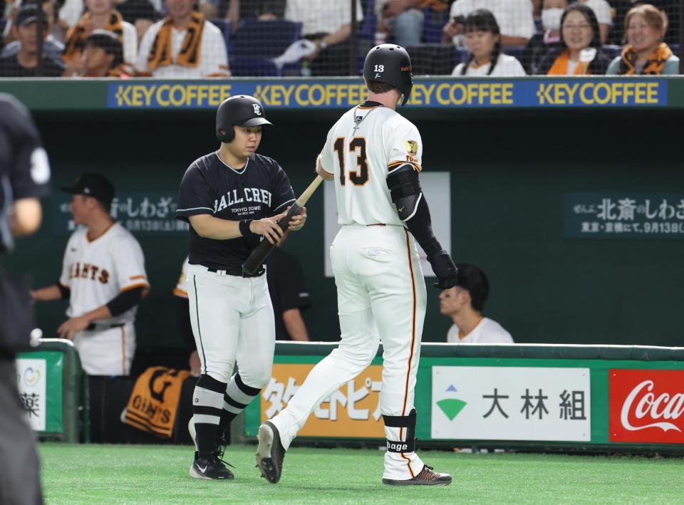 　５回、バットを受け取るキャベッジ（撮影・佐々木彰尚）