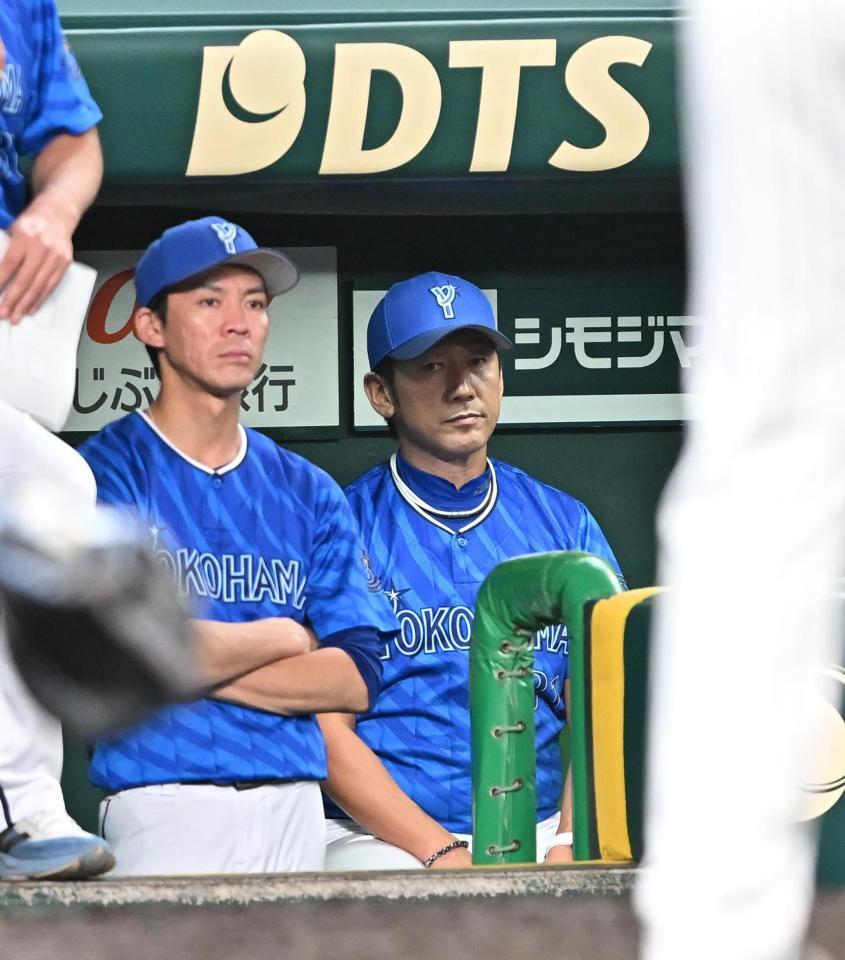 　８回、ベンチで試合を見つめる三浦監督（右）＝撮影・西田忠信