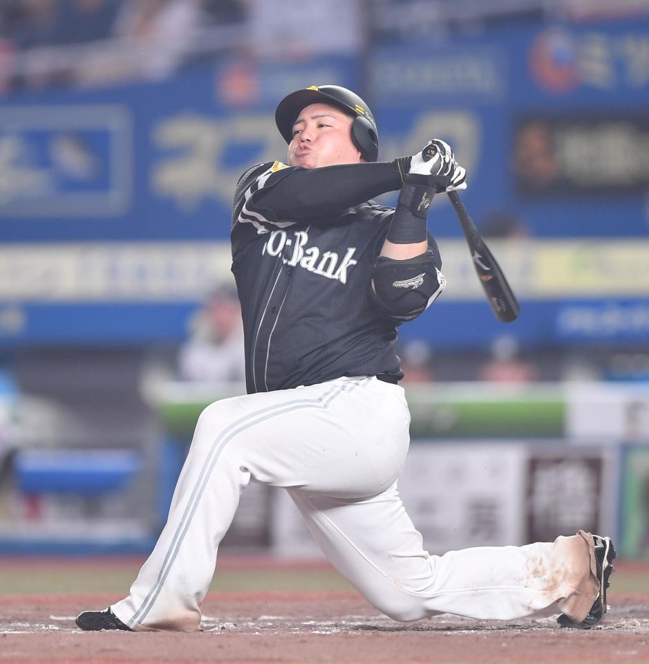 　５回、空振り三振に倒れた山川（撮影・開出牧）