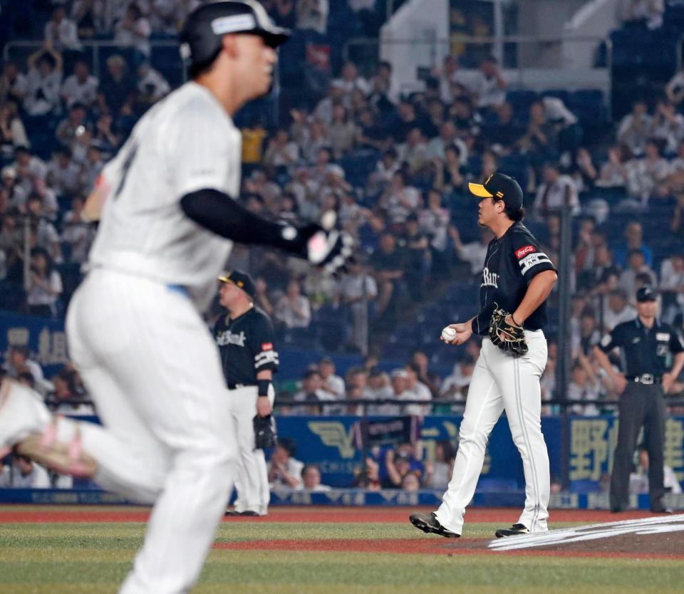 　３回、ソト（左）に本塁打を浴びた上茶谷