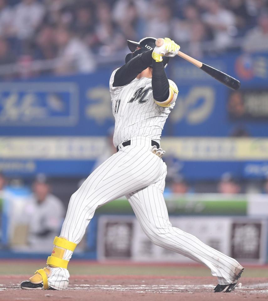 　２回、右越え適時二塁打を放つ山本（開出牧）