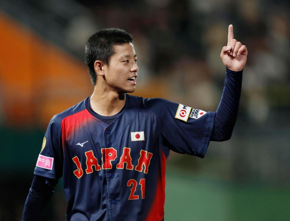 　７回、ピンチを切り抜け、喜ぶ西村