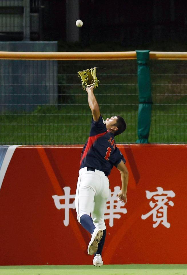 　５回、飛球を好捕する中堅手阿部