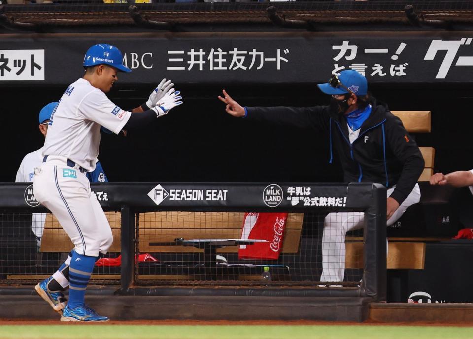 　６回、二塁打を放った今川（左）を迎える新庄監督（撮影・中島達哉）