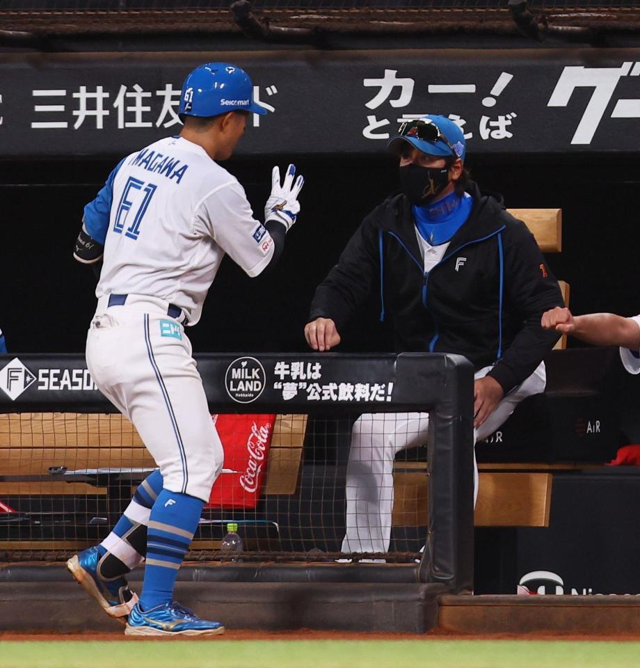 　６回、二塁打を放った今川（左）を迎える新庄監督（撮影・中島達哉）