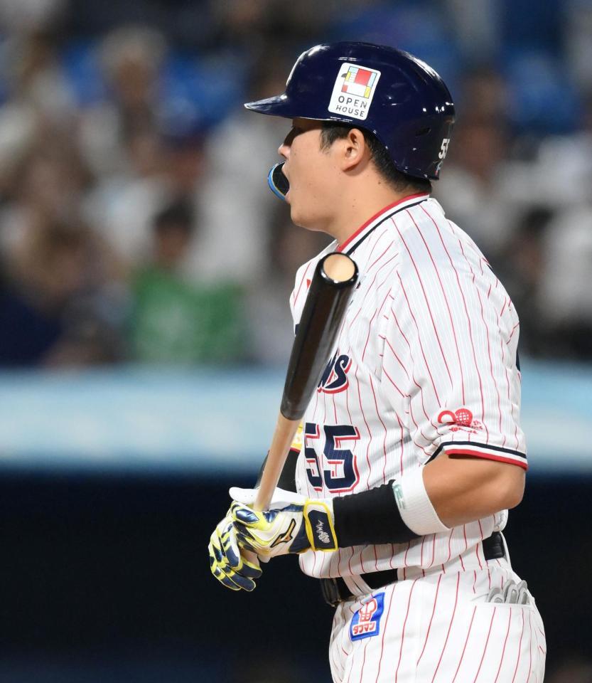 　８回、２打席連続の死球に声を上げる村上（撮影・伊藤笙子）