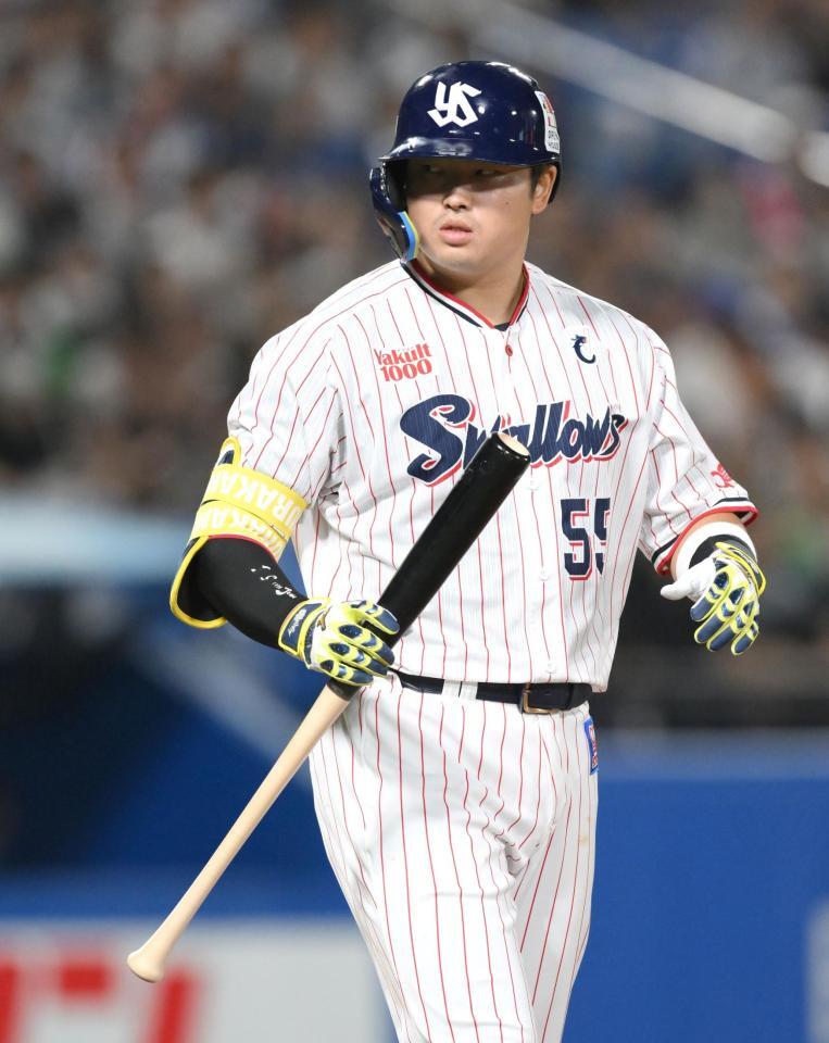 　８回、２打席連続の死球を受け、一塁へ向かう村上（撮影・伊藤笙子）