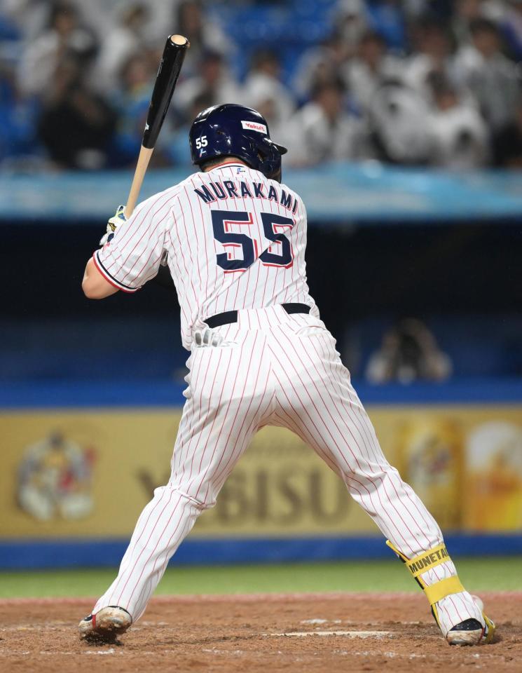 　５回、右足甲付近に死球を受ける村上（撮影・伊藤笙子）