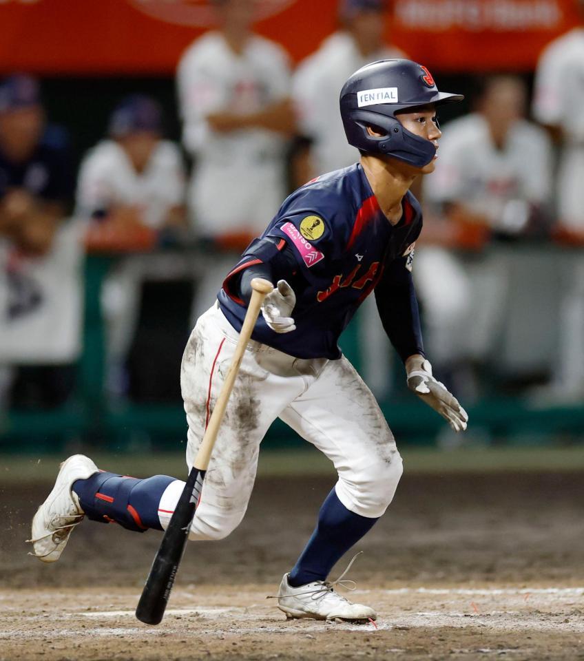 　８回、決勝の二塁打を放つ岡部