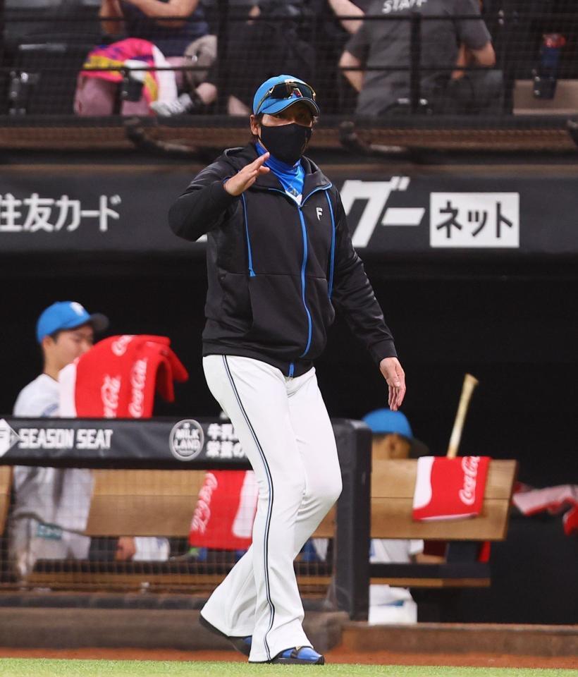 　試合後、岸田監督にあいさつする新庄監督（撮影・中島達哉）