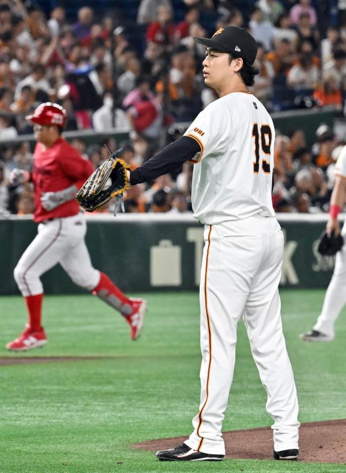 　１回表、小園に先制ソロを浴びた山崎