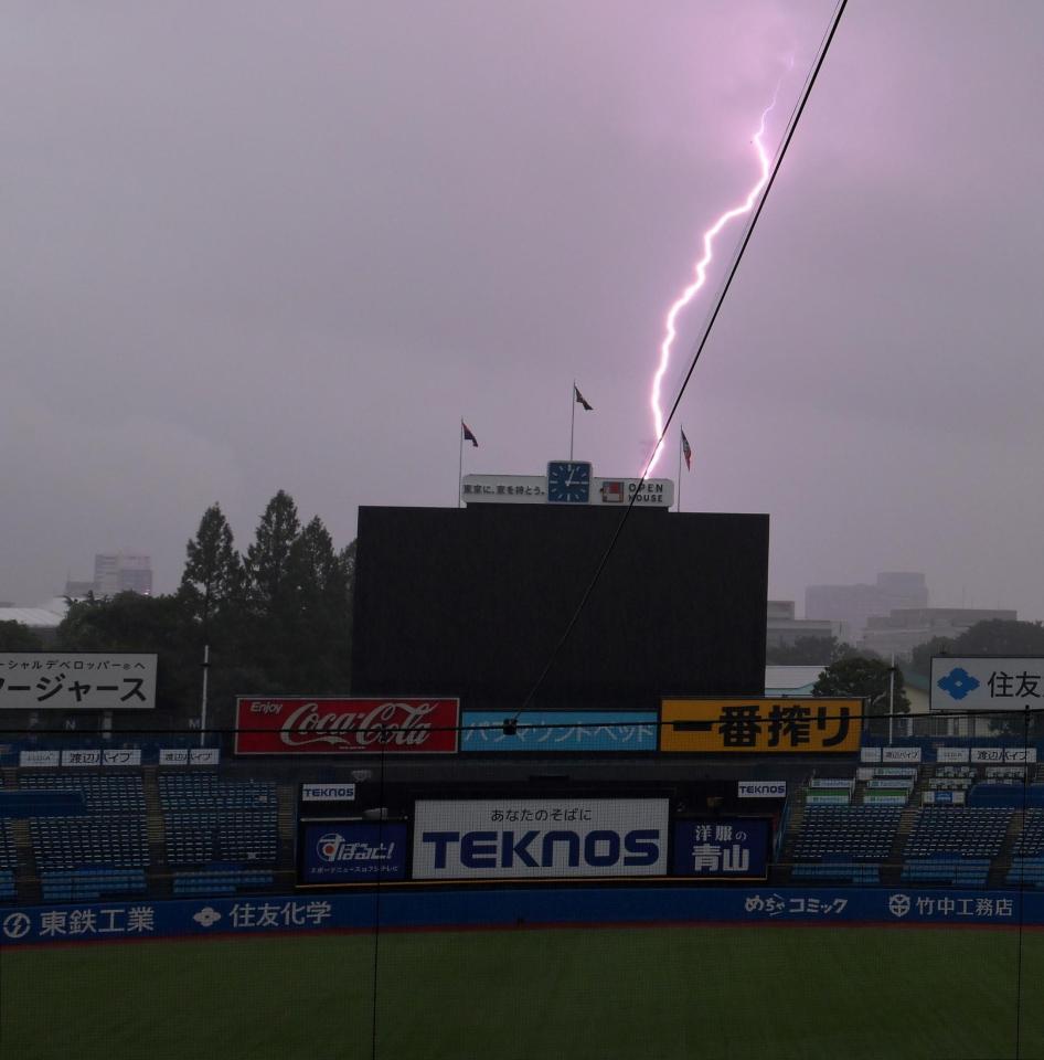 　雷鳴が響く神宮球場（撮影・伊藤笙子）