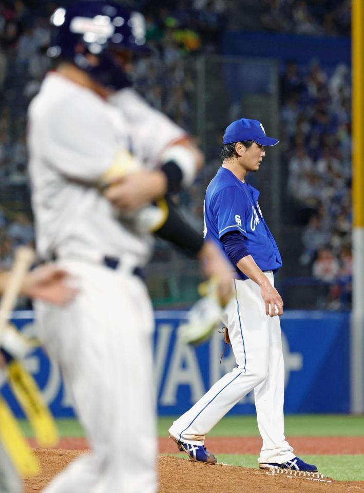 　５回、村上（手前）に押し出しの死球を与えた涌井