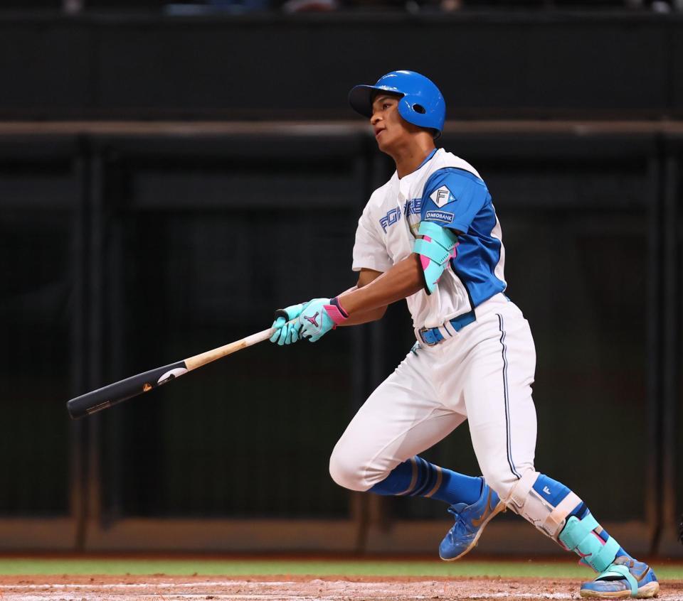 　６回、２点適時打を放つ代打・万波（撮影・中島達哉）